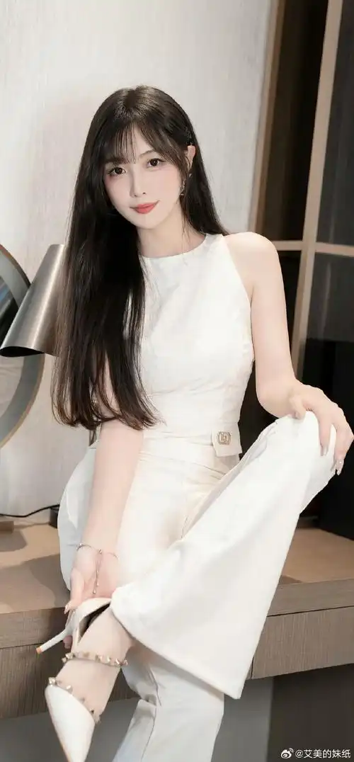 上海茶室窗边自然光下的白瓷盖碗与茶汤